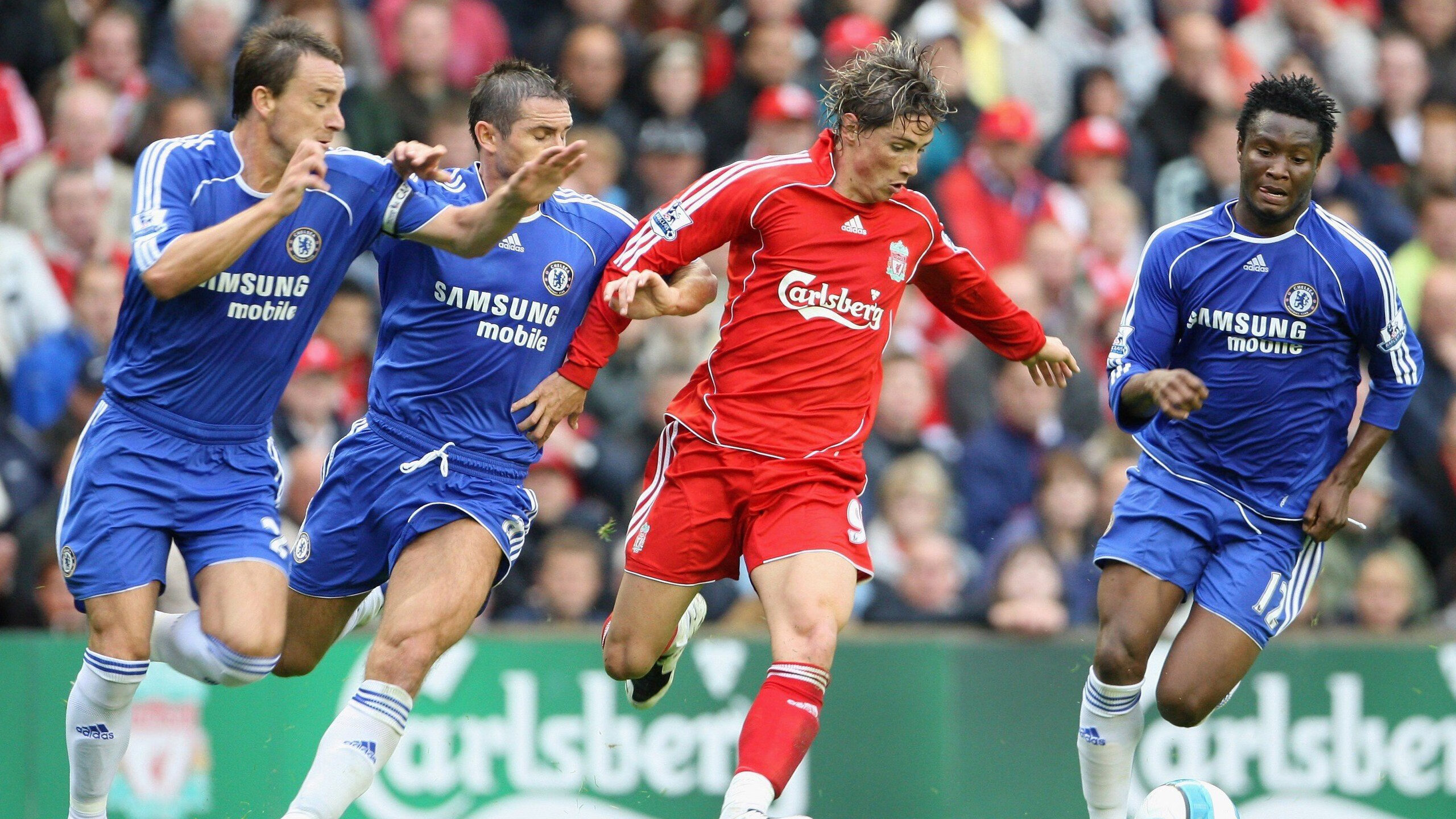 本次活动以“足球点亮梦想”为主题，旨在通过足球文化的传播，激发青少年对足球的兴趣，推动中国足球的基层发展。